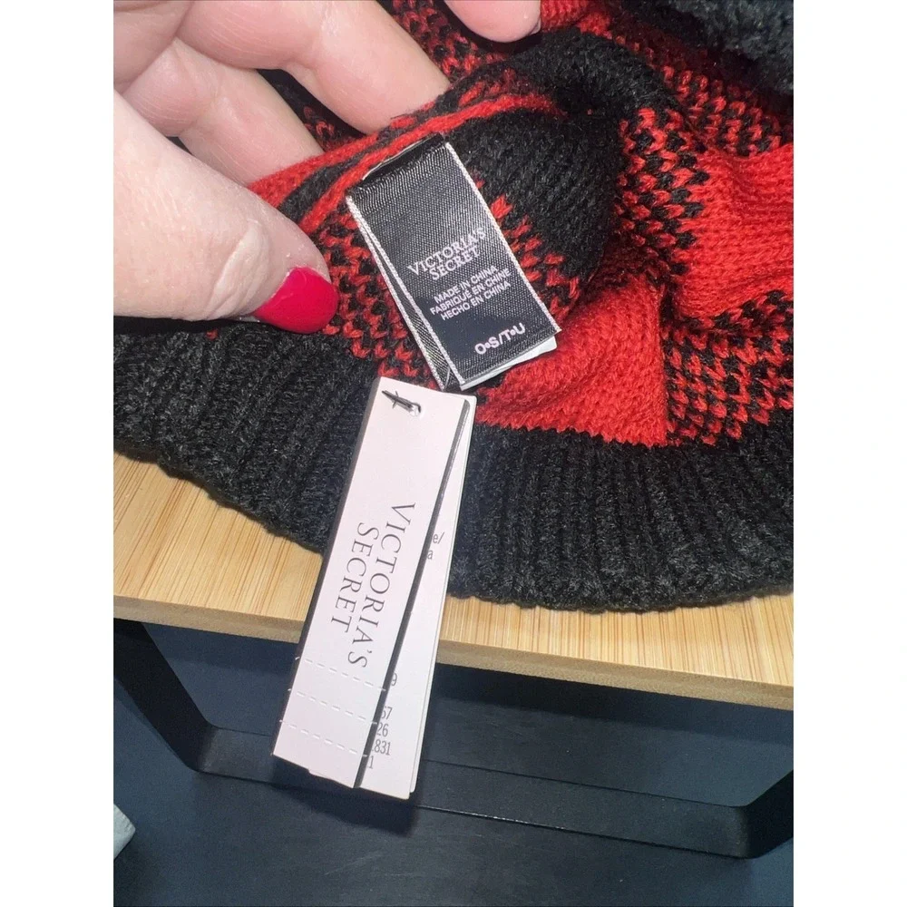 Victoria's Secret Winter Jacquard Pom Pom Beanie Hat Buffalo Plaid Red Black New